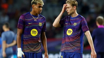 Cầu thủ La Liga ‘đứng hình’ 15 giây để phản đối trận Barca đá ở Mỹ