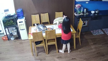 Con gái ăn vụng hết cả đĩa thịt vì bố mẹ nấu quá ngon