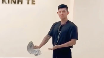 Chuyên gia lý giải nụ cười khó hiểu của Lương Bằng Quang