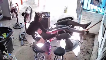 Thanh niên đi cắt tóc gặp đúng tiệm của người yêu cũ