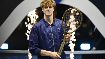Jannik Sinner nhận ‘cây vợt vàng’ hơn 7,5 tỉ đồng khiến Alcaraz trầm trồ