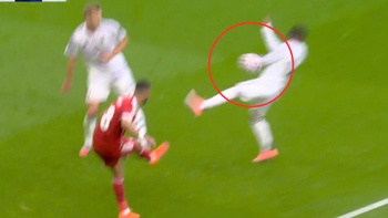 Liverpool không được hưởng phạt đền gây tranh cãi ở trận thua Man Utd