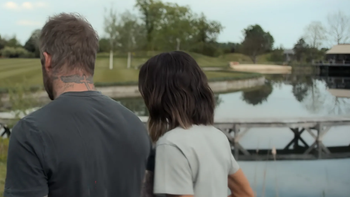 Vợ chồng Beckham bị hàng xóm phản đối vì xây bãi biển riêng trong biệt thự