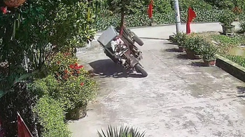 Pha ôm cua xe 3 bánh đi vào lòng đất