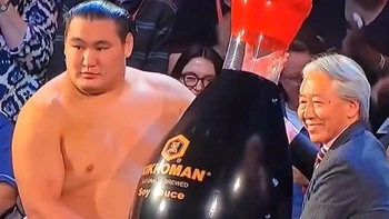 Võ sĩ sumo Hoshoryu được tặng chai nước tương ‘siêu to khổng lồ’