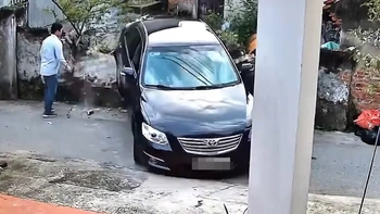 Pha lùi xe tốn tiền triệu của tài xế ô tô