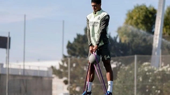 Fan ngỡ Bellingham hóa Superman ở buổi tập của Real Madrid
