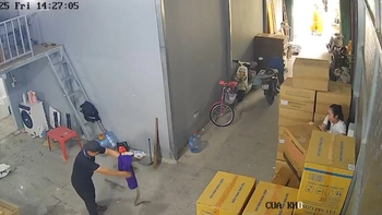Hai cô gái hú hồn hú vía khi xem chàng trai trổ tài bắt rắn