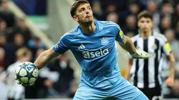 Thủ môn của Newcastle kiến tạo khó tin tại Champions League