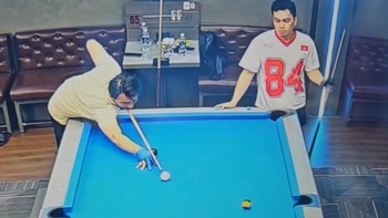 Chán không buồn nói khi đối thủ dọn bàn bằng 2 siêu phẩm bida rùa