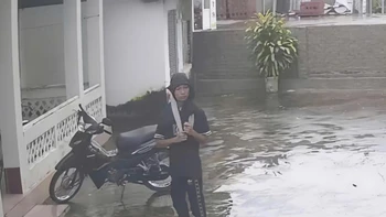 Boy phố trộm xe máy, thao tác vụng về khiến người xem cười đau bụng