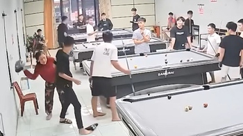 Hai thanh niên trốn chui trốn nhủi khi chơi bida bị phụ huynh tìm