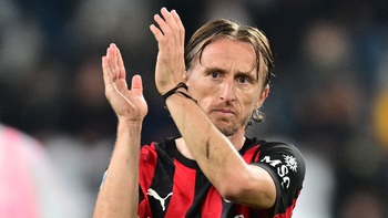 Modric chơi xộp tặng iPhone 'xịn sò' cho tất cả đồng đội ở AC Milan