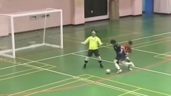 Cản phá được penalty, thủ môn lập tức báo hại đội nhà thủng lưới
