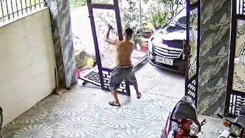 Pha mở cửa cổng suýt bẹp đầu ô tô
