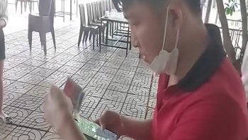 Chàng trai dò vé số ăn mừng như trúng độc đắc