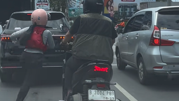 Cô gái ngượng chín mặt vì lên nhầm xe