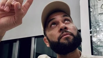 Cuộc sống đầy bất ngờ của Dani Alves sau khi ra tù