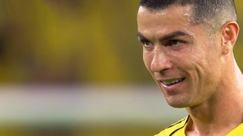 Ronaldo gây sốt khi lẩm bẩm ‘tự khích lệ’ trước cú đá phạt