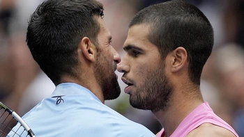 Djokovic bất ngờ ‘khều nhẹ’ Alcaraz ‘nói nhiều mà chẳng làm gì’