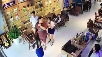 Khách giật mình khi hai nữ nhân viên chạy hớt hải ra mở cửa