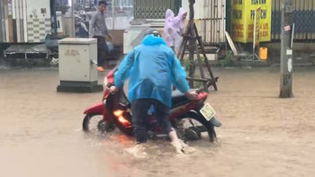 Trong cái rủi có cái may: Cháy xe máy gặp ngay đường ngập