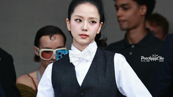 Jisoo gây tranh cãi tại 'Paris Fashion Week' vì trang phục như nhân viên nhà hàng