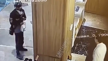 Hai người đàn ông tìm nhau quanh cây cột mãi không thấy nhau