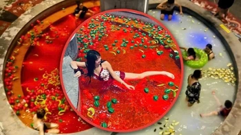 Du khách tắm trong nồi lẩu hai ngăn gây xôn xao