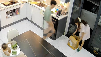 Chồng đứng hình khi thấy vợ thích ưa nặng