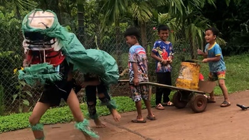 Tuổi thơ dữ dội: Múa lân phiên bản cây nhà lá vườn