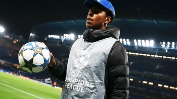 Con trai huyền thoại Chelsea nhặt bóng ở Stamford Bridge