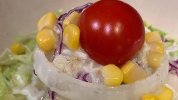 Nhân viên nhà hàng buffet cho khách 'ăn rác và nước bọt'?