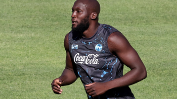 Lukaku suýt đánh nhau khi đi xem con trai đá bóng vì quá nổi tiếng