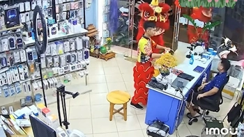 Video hài nhất tuần qua: Gia chủ hài lòng với chú lân xin tiền có tâm