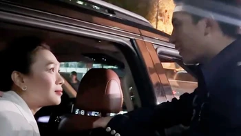 Nam ca sĩ ra tận xe cúi đầu chào Mỹ Tâm gây sốt mạng xã hội