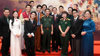 Bộ trưởng Quốc phòng tặng bằng khen cho ê kíp Mưa đỏ