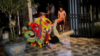 Ngại hết cả Lân: Vừa mở màn được 2 giây thì muốn lên núi ở luôn