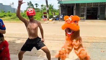 Ảnh vui 8-10: Chơi Trung thu nhưng chỉ đủ tiền mua nửa bộ lân