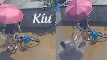 Em gái chạy ra cứu chị suýt ngã nhưng... không đáng kể