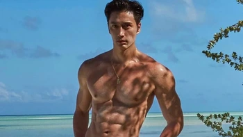 'Ma cà rồng' showbiz Singapore gây choáng với body tượng tạc ở tuổi 59