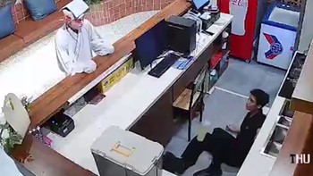 Thanh niên té ngửa vì bị 'Hồ Ly Thư Sinh' ghé thăm