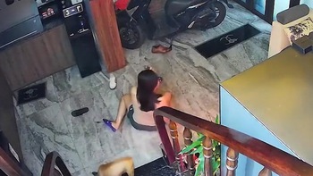 Sáng sớm làm một pha tỉnh ngủ luôn, khôn nhất là cậu vàng đi sau
