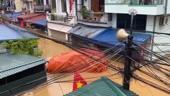 Ô tô trùm bạt chống ngập trôi lềnh bềnh trên đường Thái Nguyên