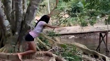 Cô gái ngã xuống hồ khi đu dây