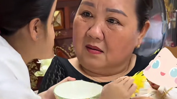 Bà nội có phản ứng cực hài khi nghe con dâu thực hiện nghi thức khai hoa cho cháu