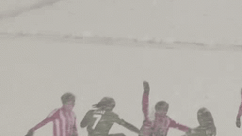 Rodriguez ghi siêu phẩm ‘xe đạp chổng ngược’ trên tuyết