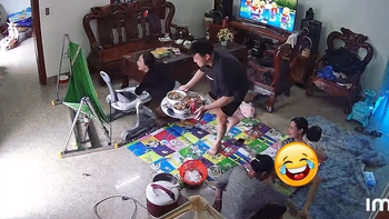 Đang ngồi ăn cơm, con gái nhỏ khiến cả nhà mỗi người một hướng