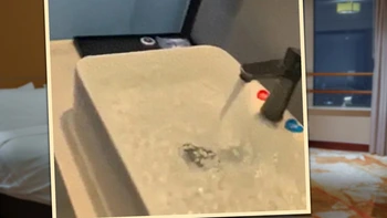 Thấy ghét vì bị từ chối hủy phòng, cô gái xả nước lênh láng ra sàn