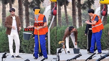 Đám đông 'há hốc miệng' trước thể lực của anh lao công